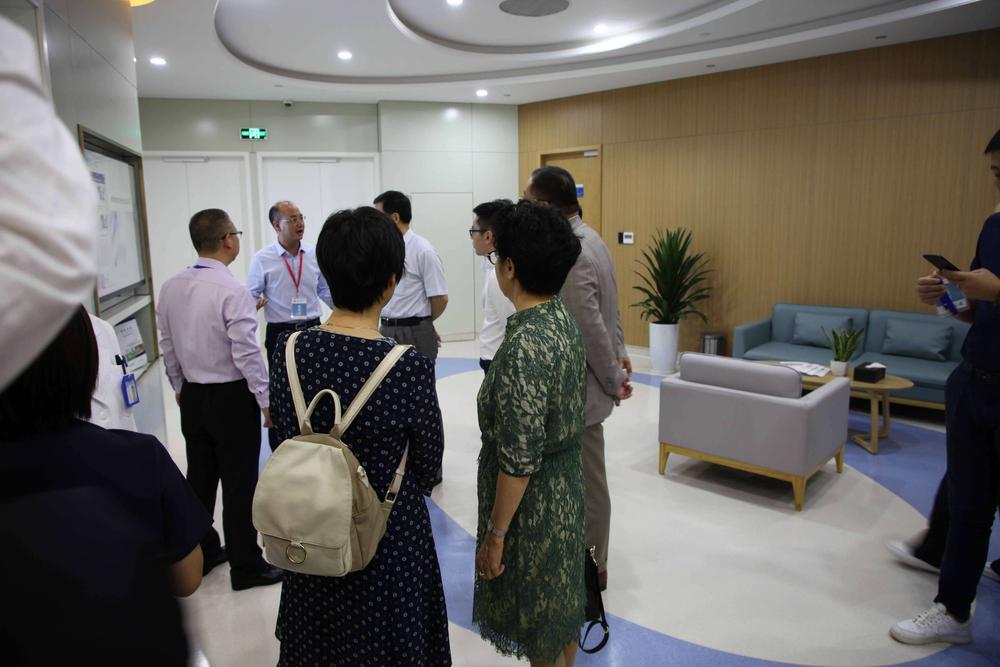 微医集团创始人兼CEO廖杰远先生讲解微医HMO基地,与金小桃会长、国家卫生计生委人口文化发展中心主任奉雯.jpg